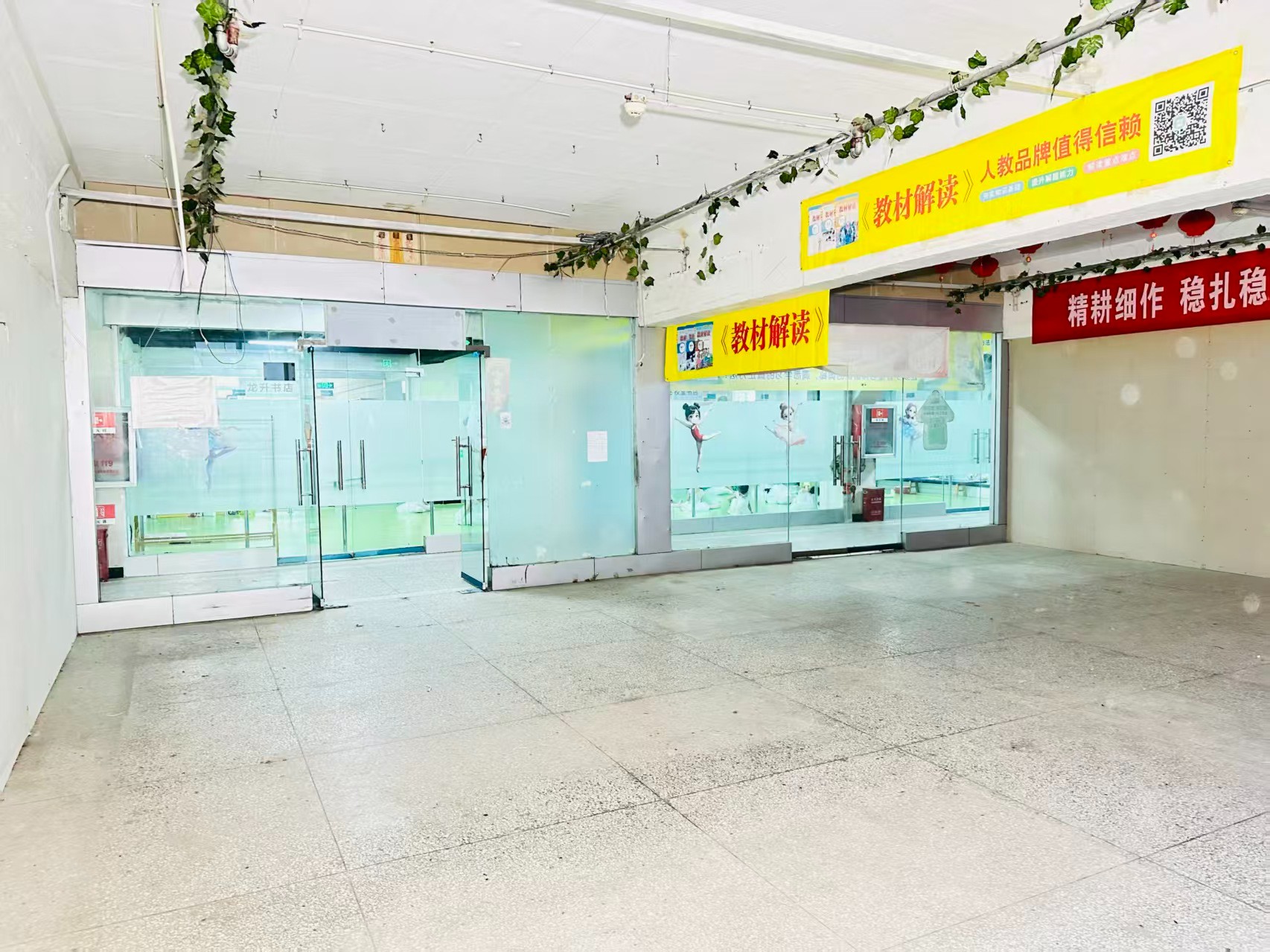 中轴路提供写字楼、商铺、展示空间、直播间等多种面积选择，满足企业办公、研发、展示、运营等多元需求。
