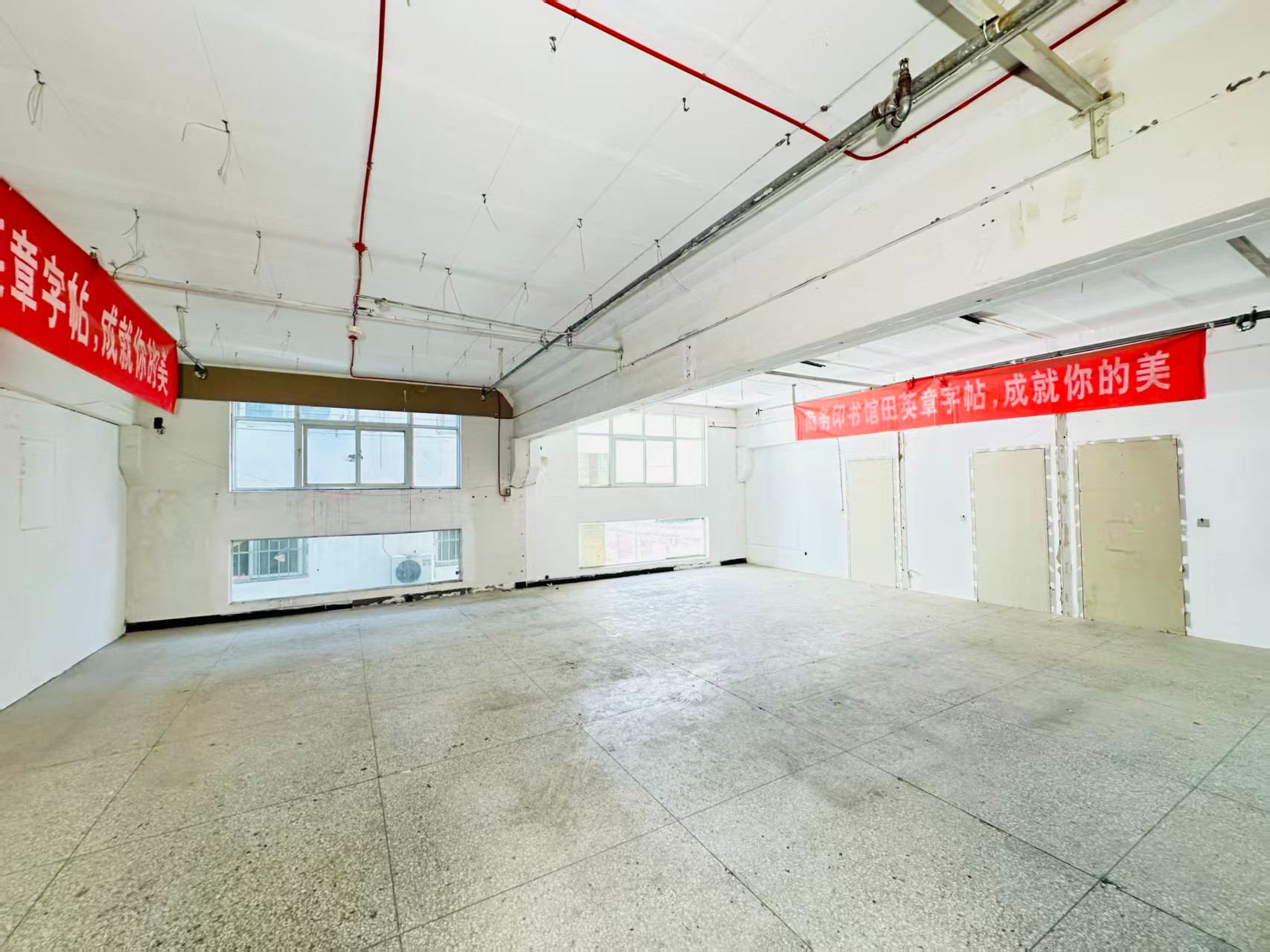中轴路重点吸引人工智能应用、数字经济、电商直播、智能制造服务、软件开发、科技创新企业及创业团队入驻